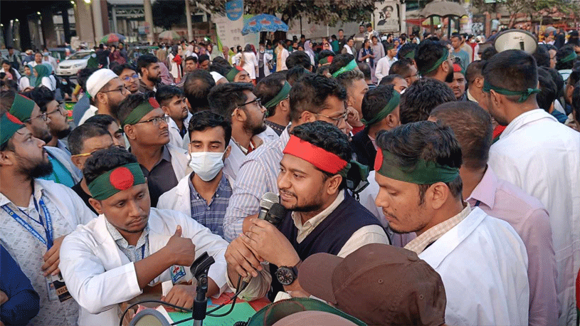 ট্রেইনি চিকিৎসকদের সিদ্ধান্ত প্রত্যাখ্যান, আন্দোলন অব্যাহত