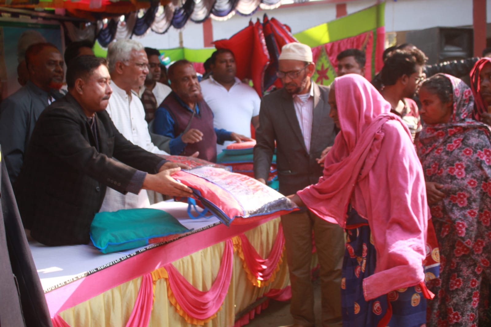 ঘোড়াঘাটে শীতার্তদের মাঝে বিএনপির শীতবস্ত্র বিতরণ