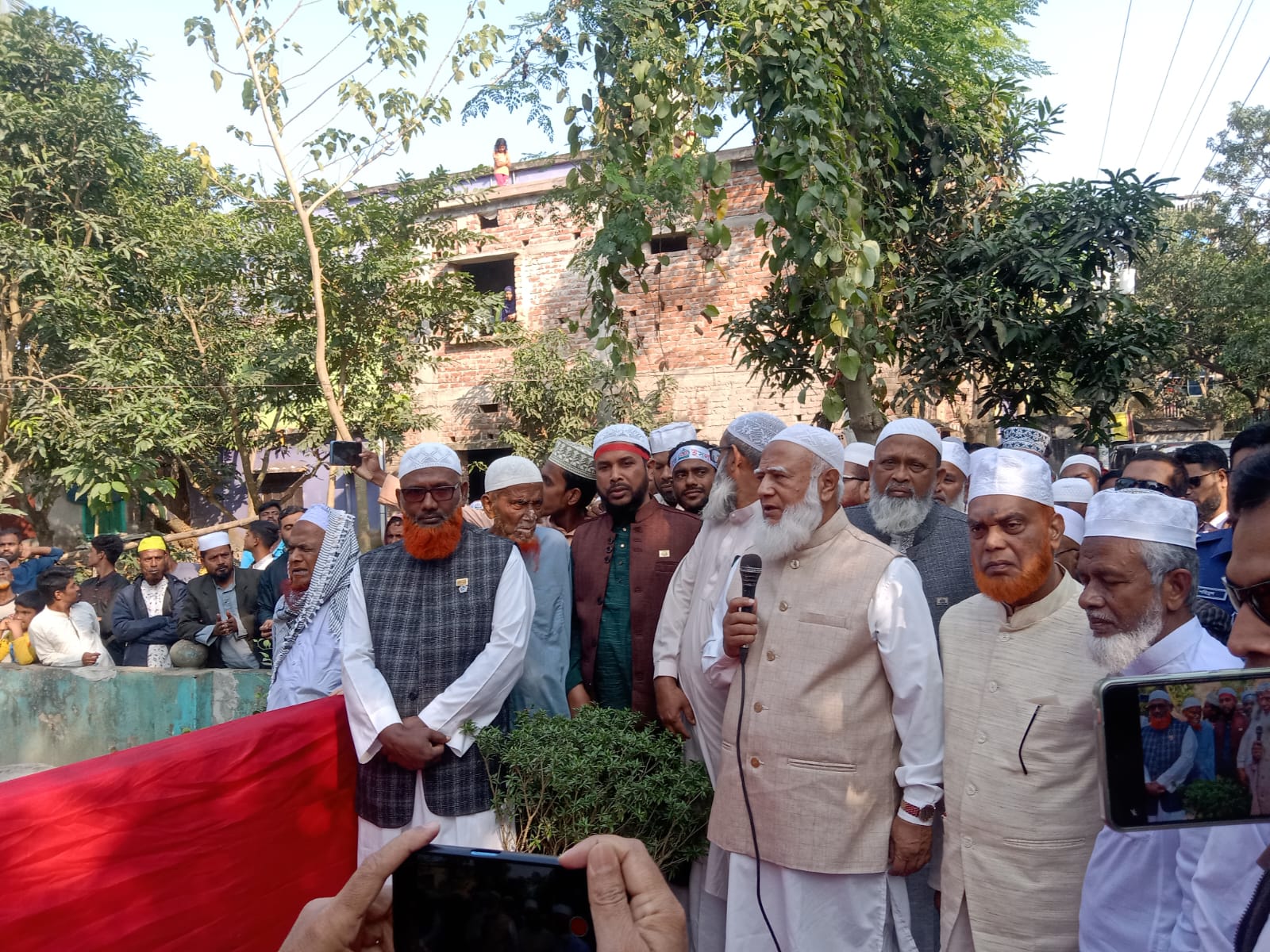 শহীদ আব্দুল্লাহর বাড়িতে আমীরে জামায়াত ডা.শফিকুর রহমান।