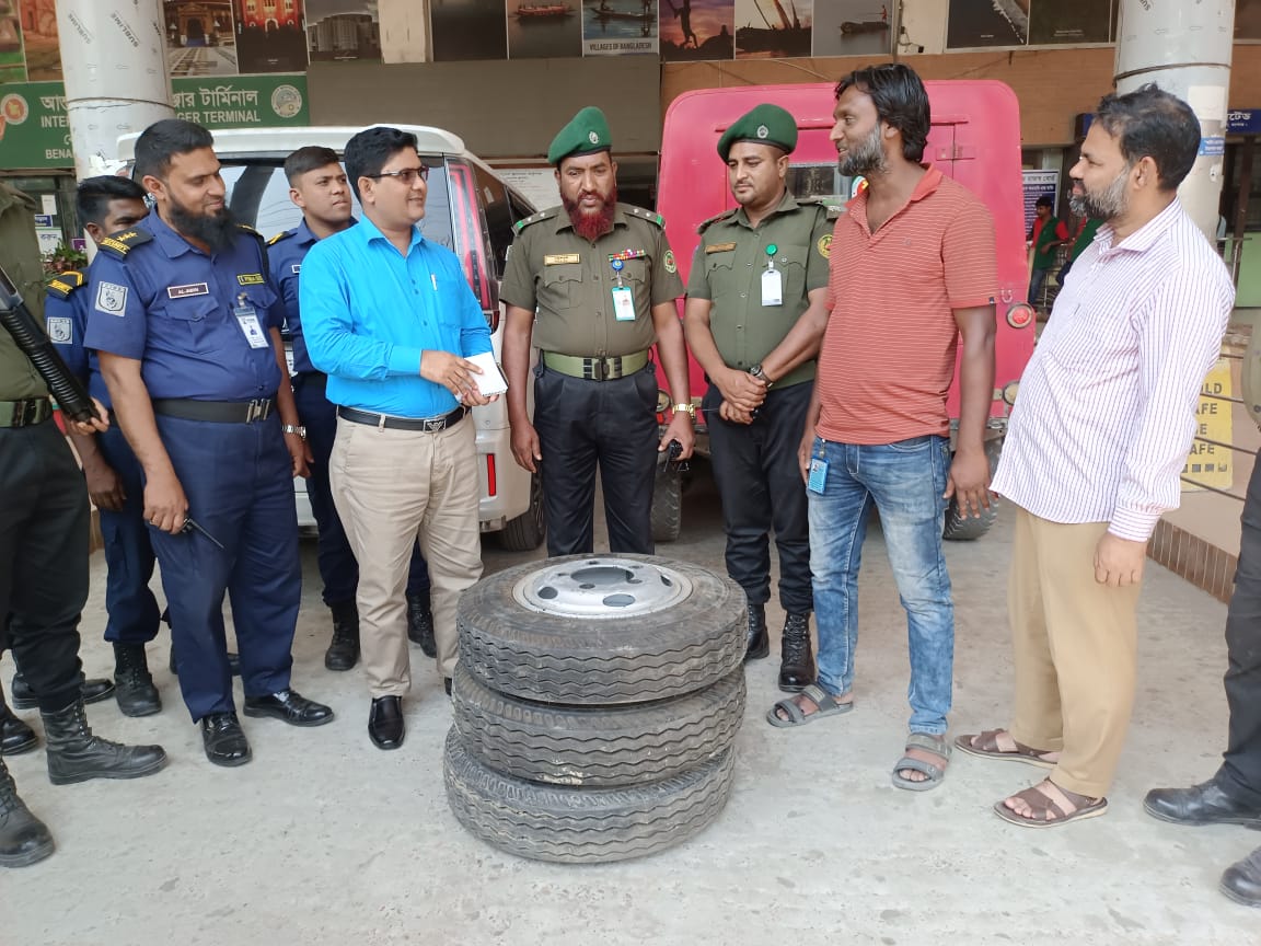 বেনাপোল বন্দরে কার্গো ভেহিকেল টার্মিনাল থেকে চুরি হওয়া ৩টি টায়ার উদ্বার করেছে আনসার বাহিনীর সদস্যরা।