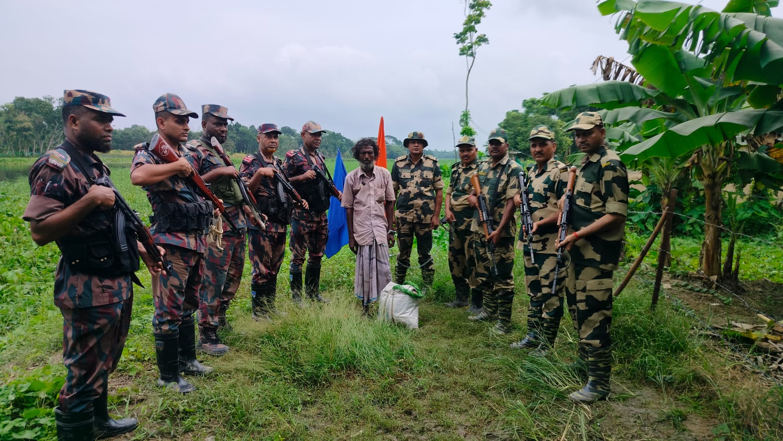 শার্শা সীমান্তে বিএসএফের হাতে আটক বাংলাদেশীকে পতাকা বৈঠকের মাধ্যমে ফেরত।