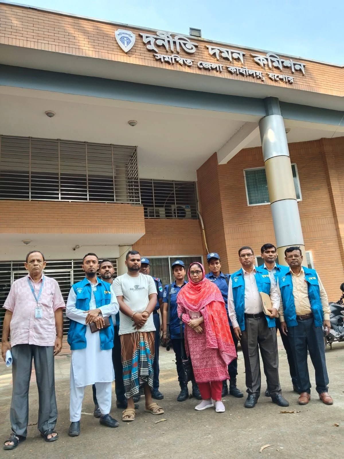 বেনাপোল কাস্টমসে আলোচিত রাজস্ব কর্মকর্তা ঘুষের টাকা সহ দুদকের হাতে আটক।