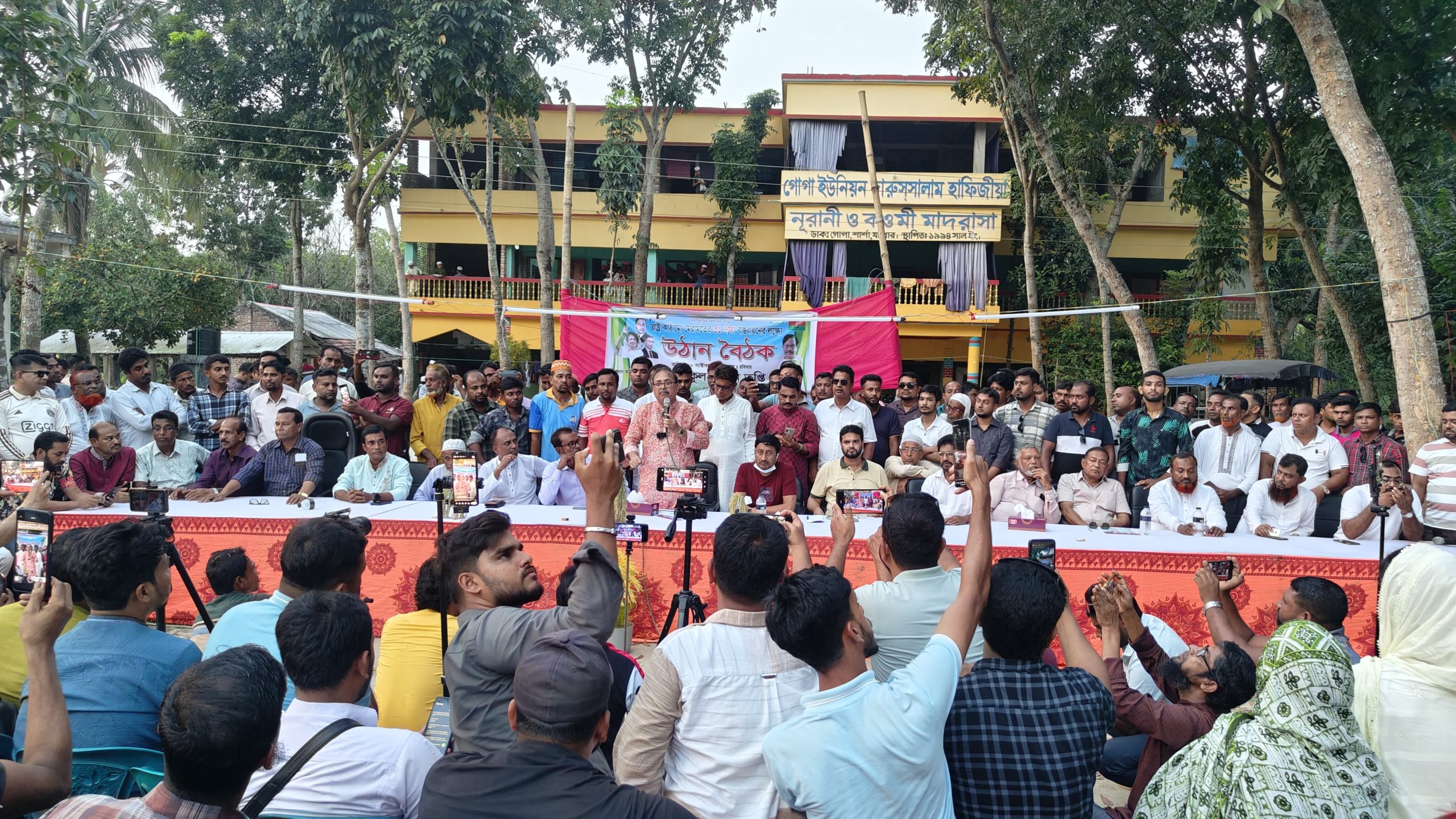 শার্শা গোগা ইউনিয়নে উঠান বৈঠকে হাজার হাজার মানুষের মাঝে অংশগ্রহণ মফিকুল হাসান তৃপ্তি।