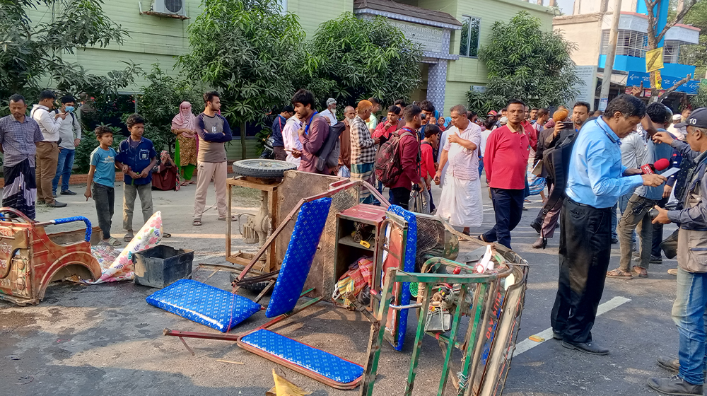 দিনাজপুরে বাস ও অটোরিকশার মুখোমুখি সংঘর্ষে নিহত ৪, আহত ৫