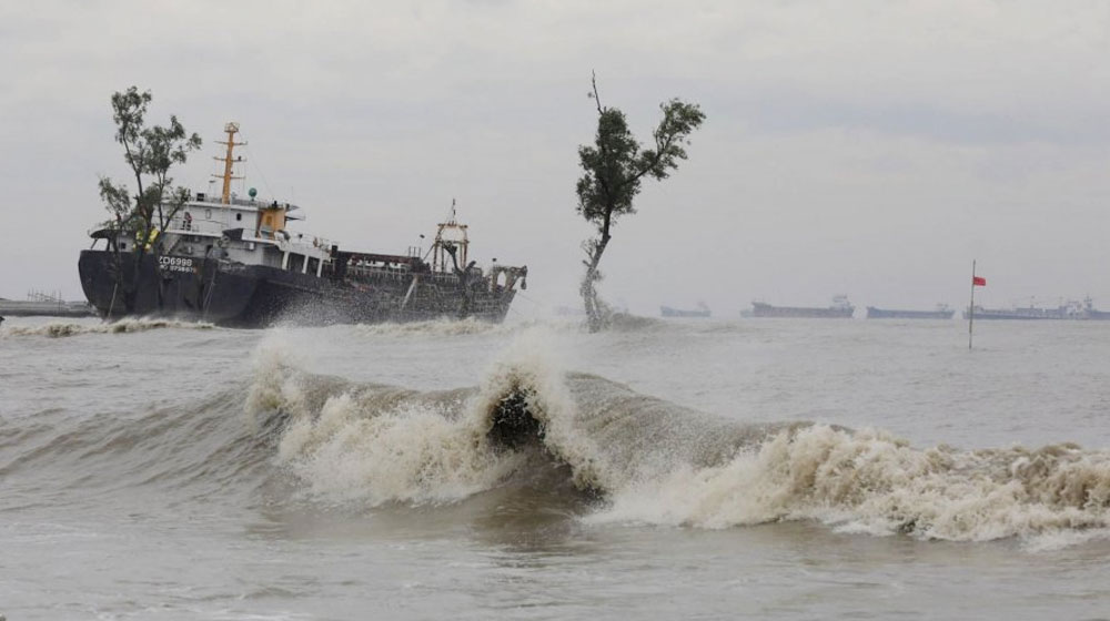 বঙ্গোপসাগরে ঘূর্ণিঝড় ‘ডিটওয়াহ’: ২ নম্বর সংকেত চার বন্দরে