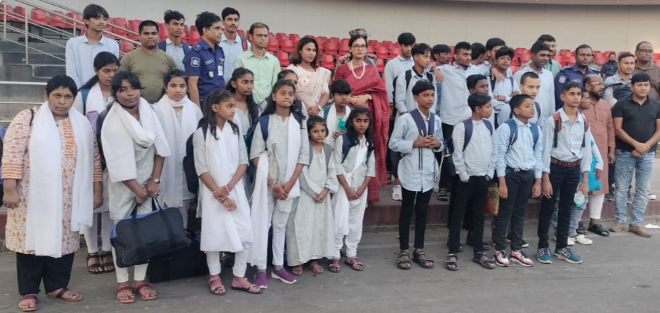 ভারতে কারাভোগ শেষে  বেনাপোল  দিয়ে দেশে ফিরল শিশুসহ ৩০ বাংলাদেশি কিশোর কিশোরী।