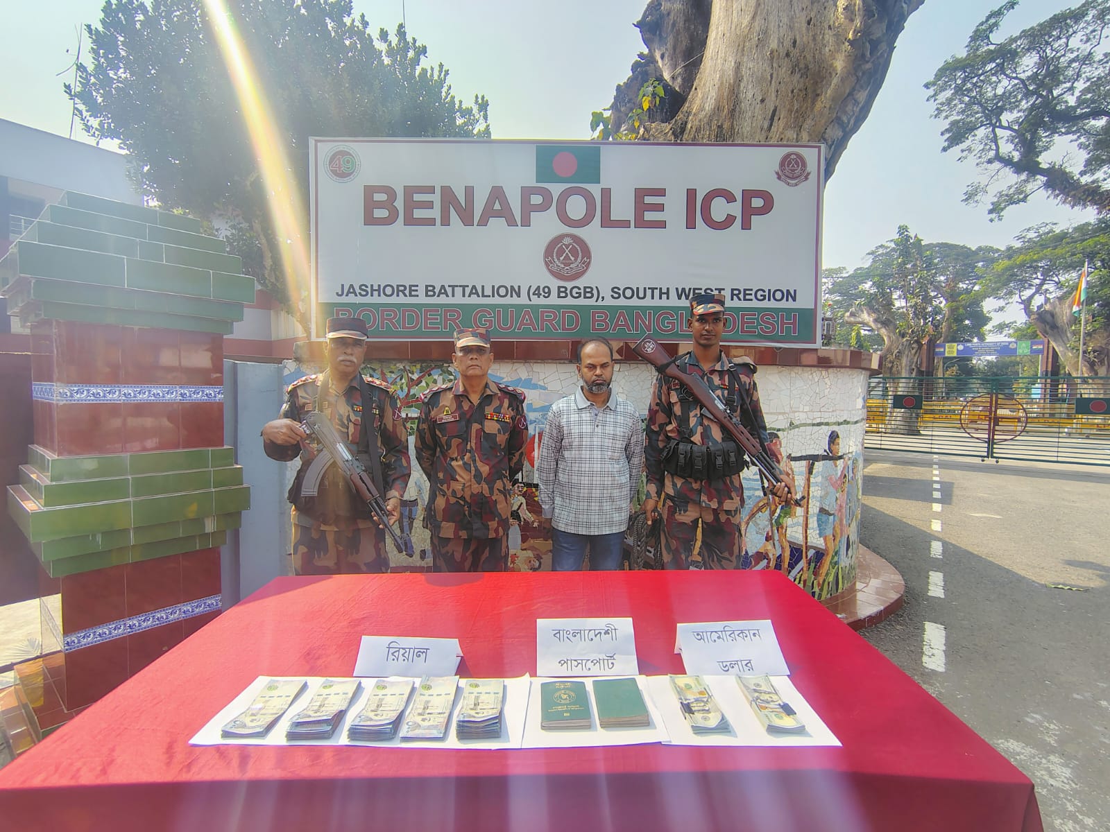 বেনাপোল সৌদি রিয়াল ও ইউএস ডলারসহ এক বাংলাদেশী আটক।