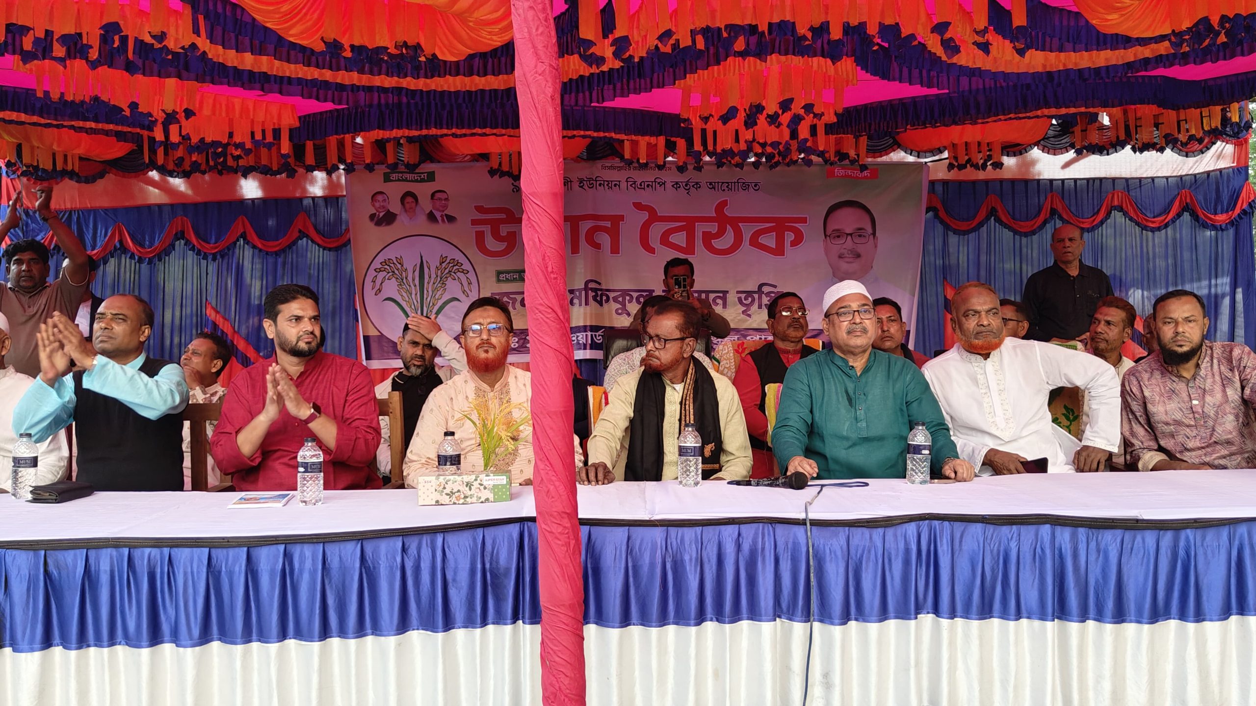 শার্শায় বিএনপির প্রার্থী মফিকুল হাসান তৃপ্তির উঠোন বৈঠকে হাজার হাজার মানুষের ঢল ।