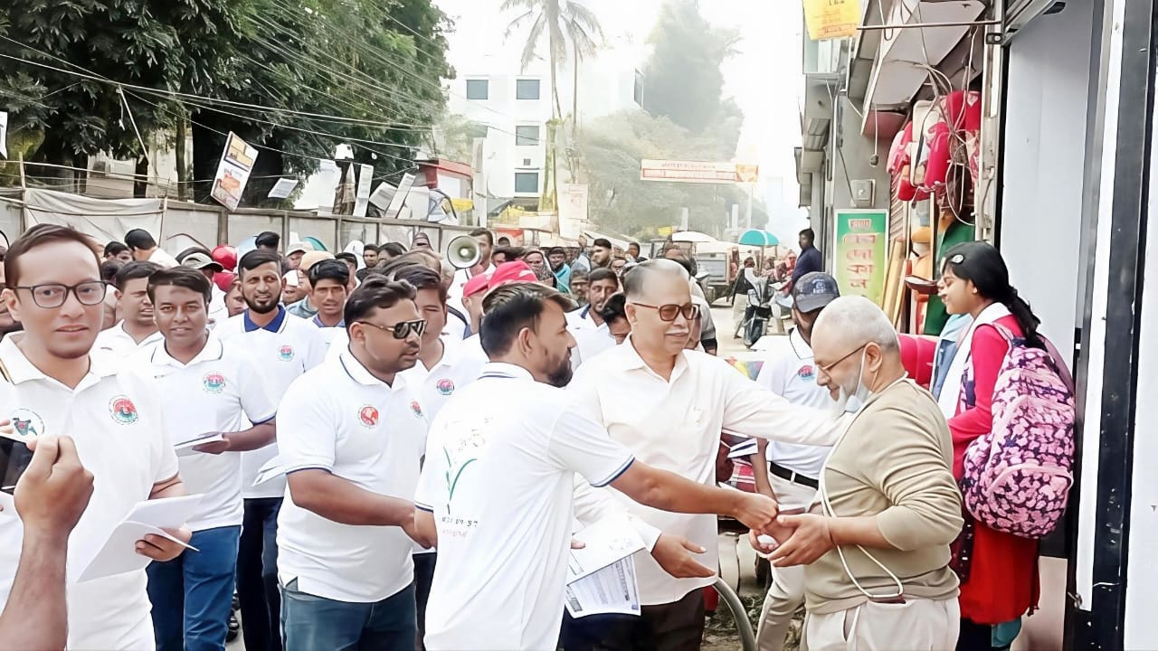 সাতক্ষীরা শহরে আলহাজ্ব আব্দুর রউফ এঁর ধানের শীষ প্রতীকের ব্যাপক নির্বাচনী গণসংযোগ ও লিফলেট বিতর