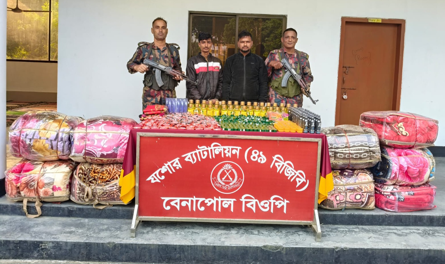 বেনাপোলে বিজিবির অভিযানে চোরাচালান পণ্যসহ আটক ২-