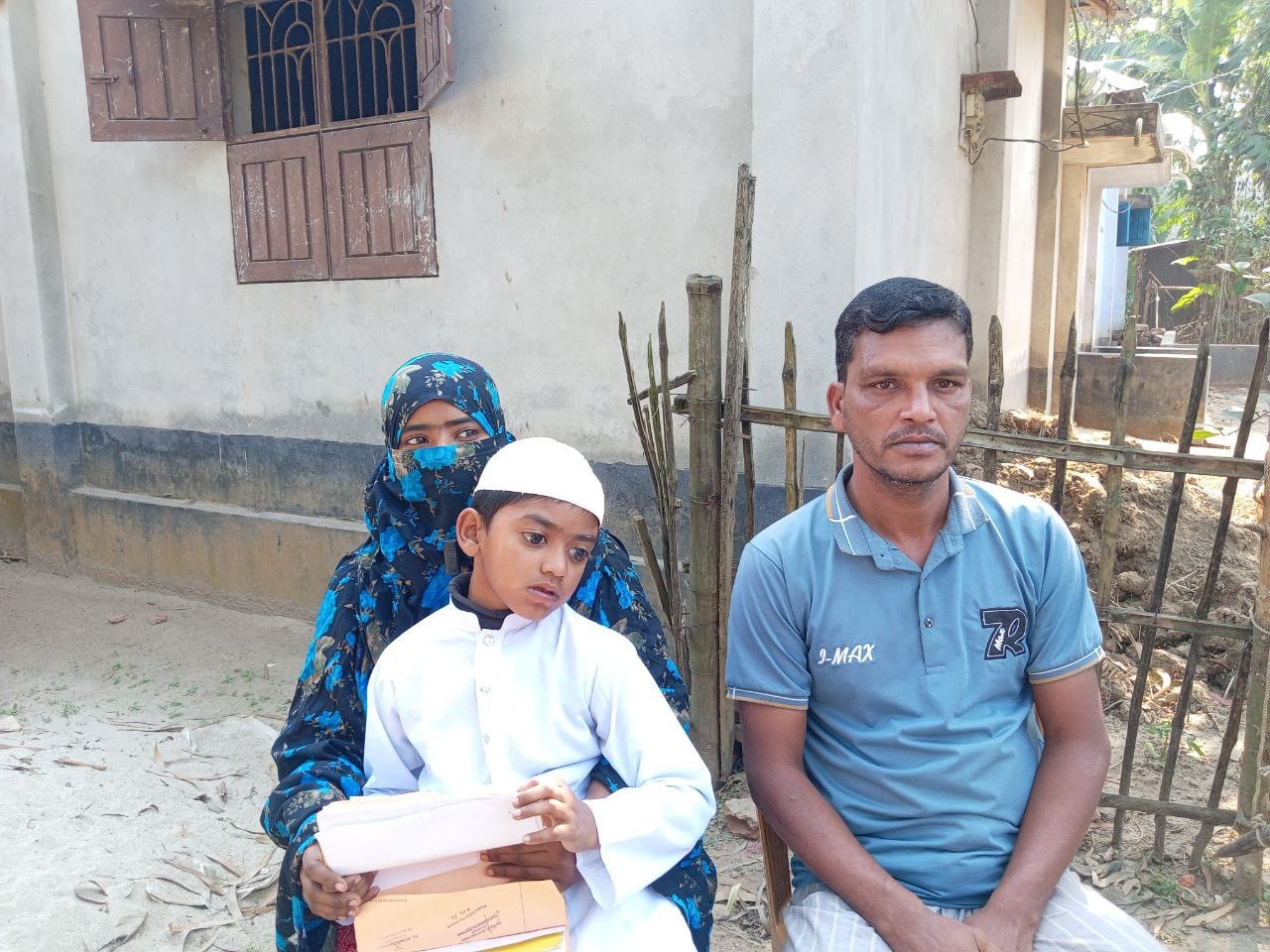 ঘোড়াঘাটের ৮ বছরের ইশতিয়াক কর্নিয়া রোগে আক্রান্ত চিকিৎসা না পেলে পুরোপুরি অন্ধ হওয়ার ঝুঁকি