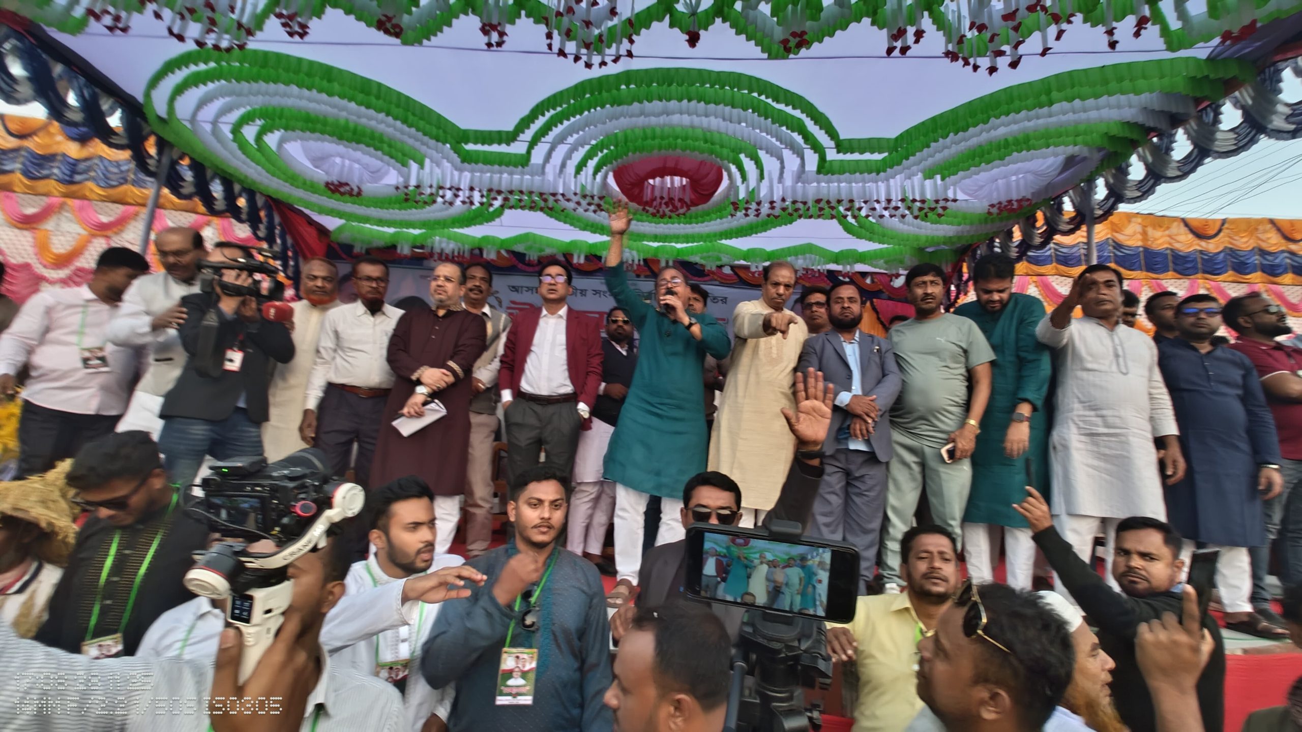 আসন্ন ত্রয়োদশ জাতীয় সংসদ নির্বাচনকে সামনে রেখে ধানের শীষের প্রার্থীর বেনাপোল উঠান বৈঠক হাজার হাজার মানুষের ঢল।