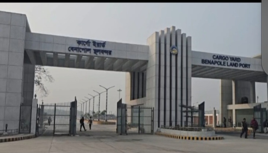 বেনাপোল বন্দরে বাণিজ্য সংকট, আমদানি কমেছে ৭৫ হাজার ৭৪৬ টন।