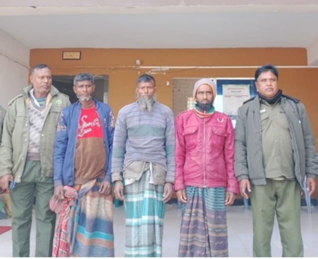 সুন্দরবনের অভয়ারণ্যে ঢুকে মাছ ধরার অভিযোগে তিন জেলে আটক