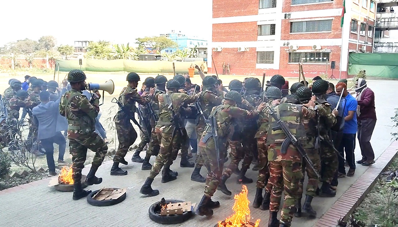 সাতক্ষীরায় সেনাবাহিনীর মহড়ায় ভোটকেন্দ্র দখল প্রতিরোধের বাস্তব চিত্র