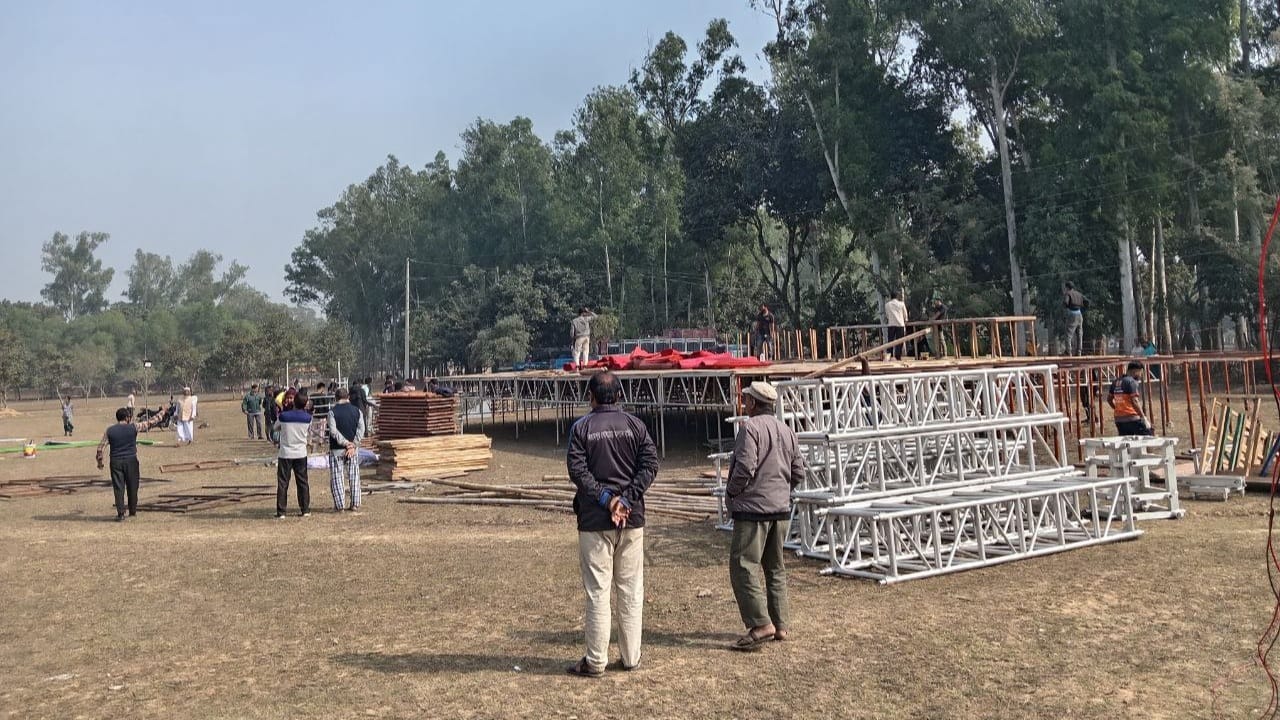 তারেক রহমানের আগমন ঘিরে বিরামপুরে উৎসবমুখর পরিবেশ, প্রস্তুত হচ্ছে বিশাল মঞ্চ