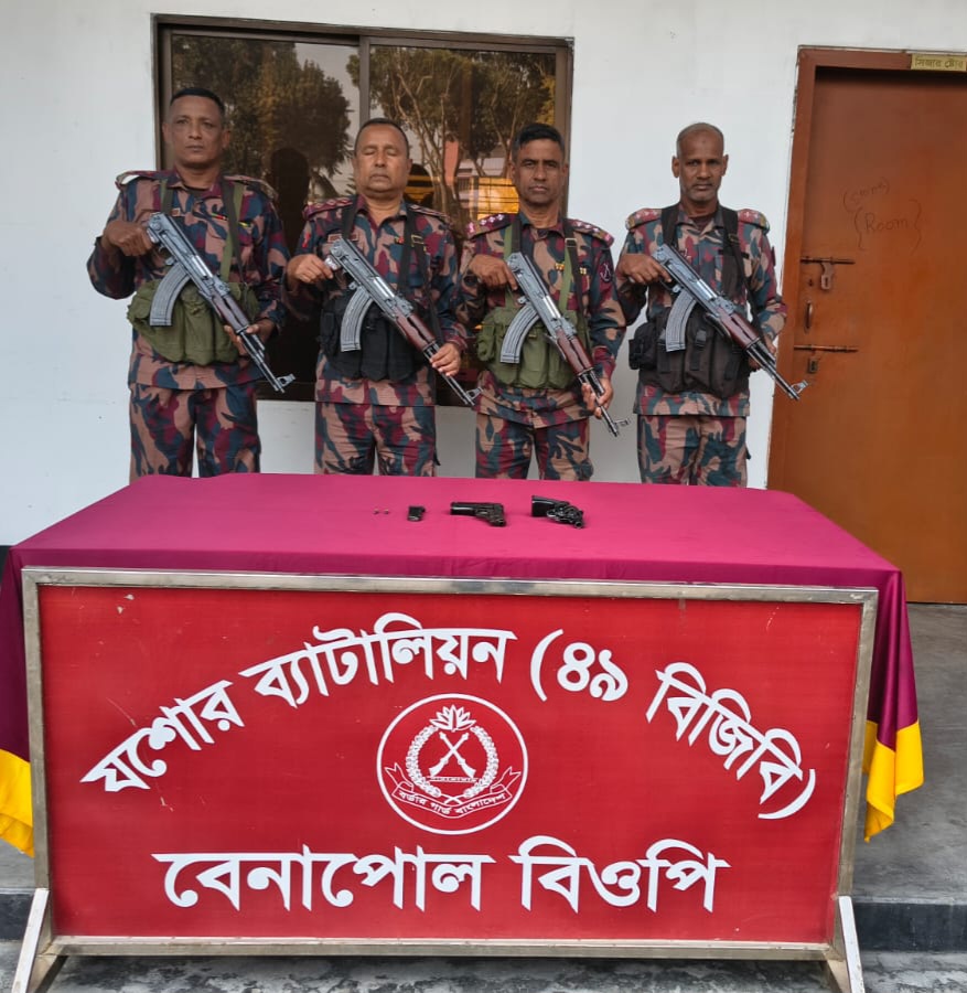 বেনাপোল গাতিপাড়া সীমান্ত থেকে পিস্তল ম্যাগাজিন ও গুলি উদ্ধার।