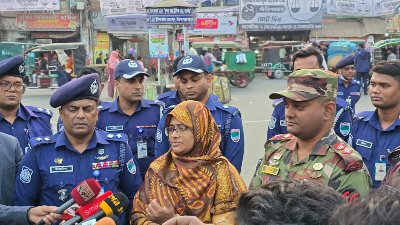 প্রতিশ্রুতির বন্যায় ভাসছে সাতক্ষীরার ভোটাররা, নিরাপত্তার চাদরে ঢাকা কেন্দ্র