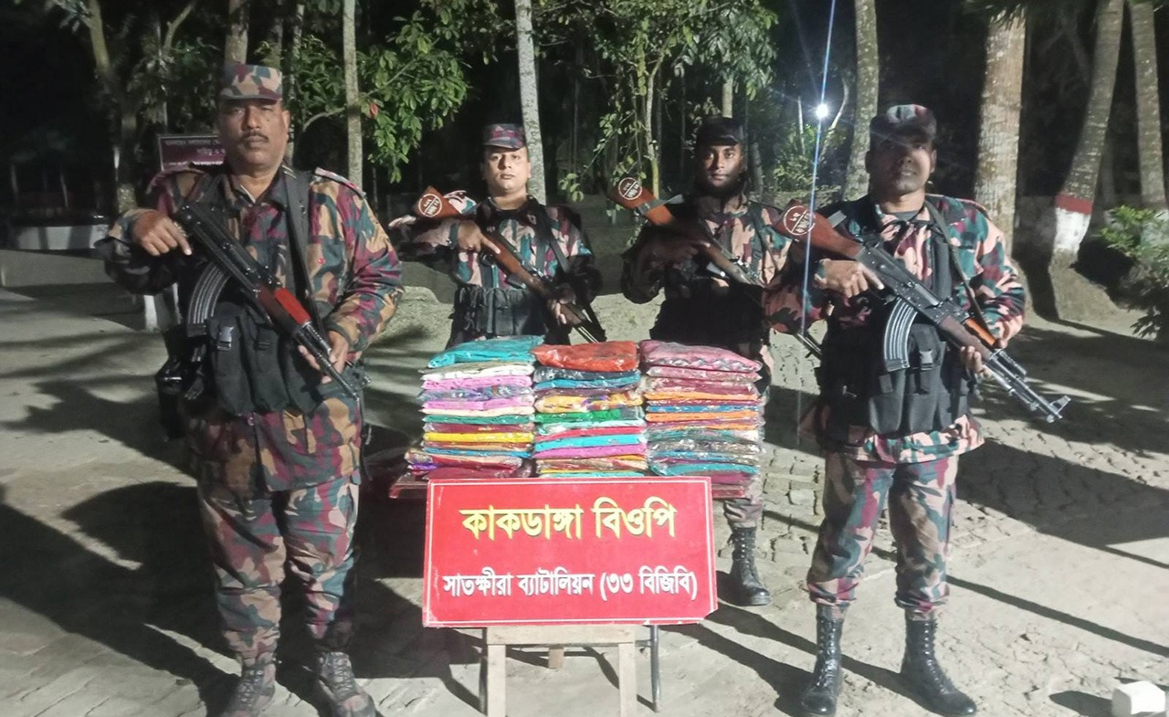 সাতক্ষীরায় ৩৩ বিজিবির অভিযানে প্রায় ৪ লাখ টাকার ভারতীয় মালামাল জব্দ