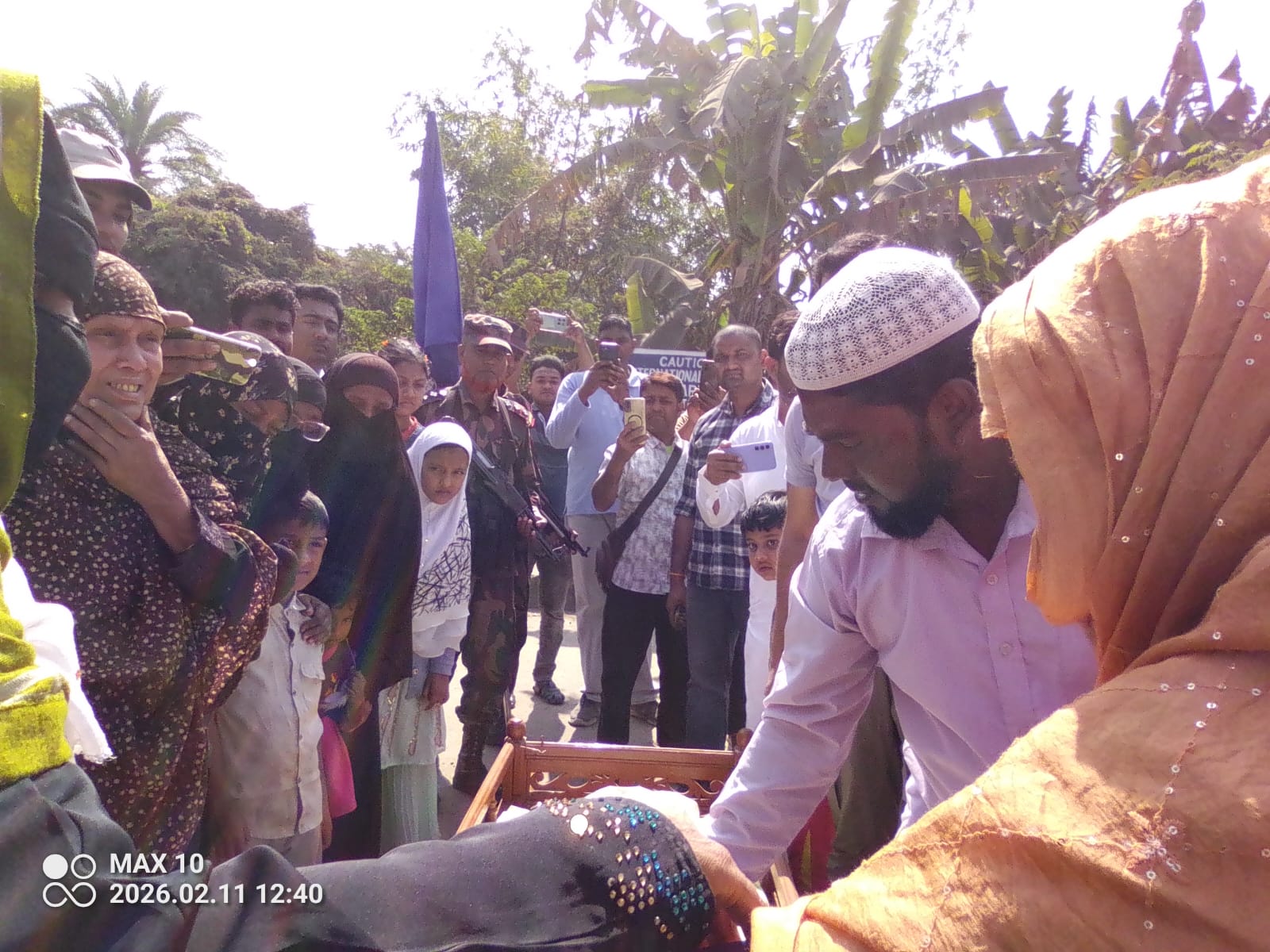 সাতক্ষীরার ভোমরা সীমান্তে শেষবারের মতো মায়ের মুখ দেখলেন দুই বাংলাদেশি কন্যা