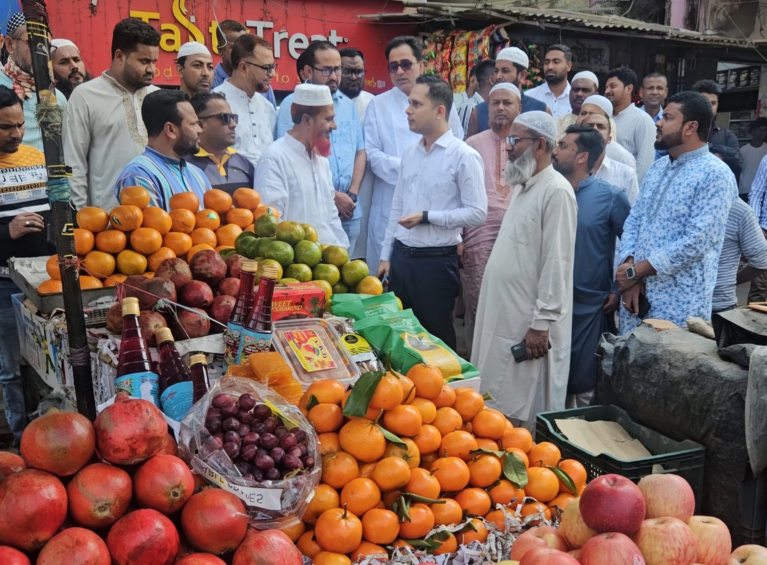 বেনাপোল বাজারে ভ্রাম্যমাণ আদালতের অভিযান জরিমানা ও ব্যবসায়ীদের বেশি দাম না নেওয়ার জন্য সতর্ক করা হয়েছে।
