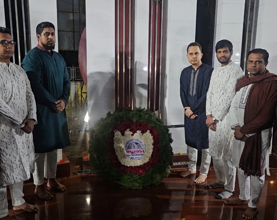 শহীদদের প্রতি শ্রদ্ধা জানাতে শার্শা উপজেলায় মানুষের ঢল।