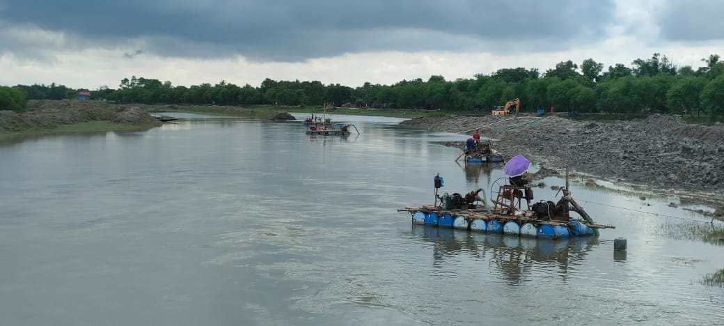 আশাশুনিতে অবৈধ বালু উত্তোলন বেড়েই চলেছে, ঝুঁকিতে পরিবেশ