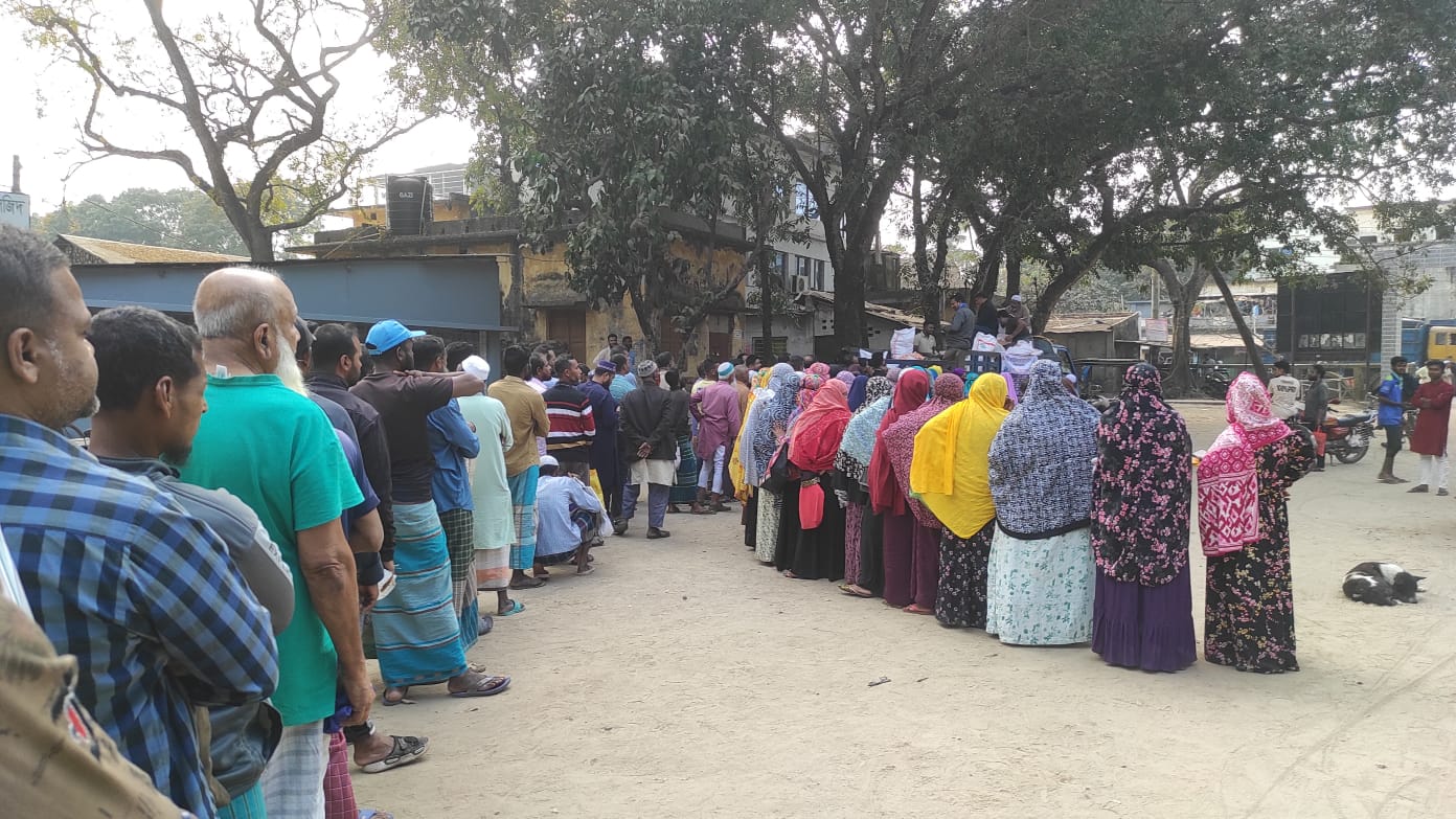 সাতক্ষীরায় টিসিবি পণ্যে বিতরণ অনিয়ম ও জনদুর্ভোগের অভিযোগ