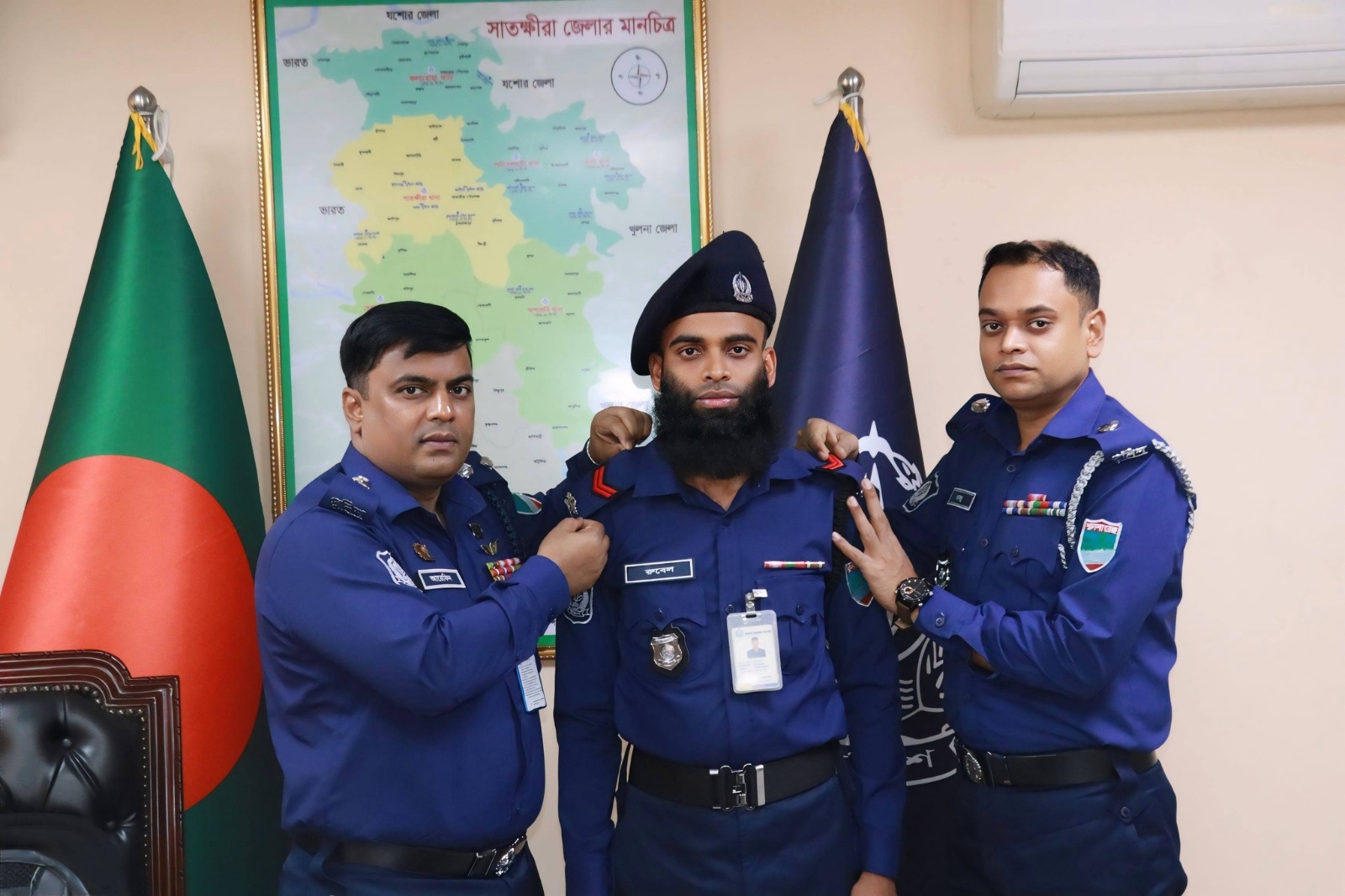 সাতক্ষীরায় পুলিশের দুই সদস্যকে র‌্যাংক ব্যাজ পরালেন এসপি