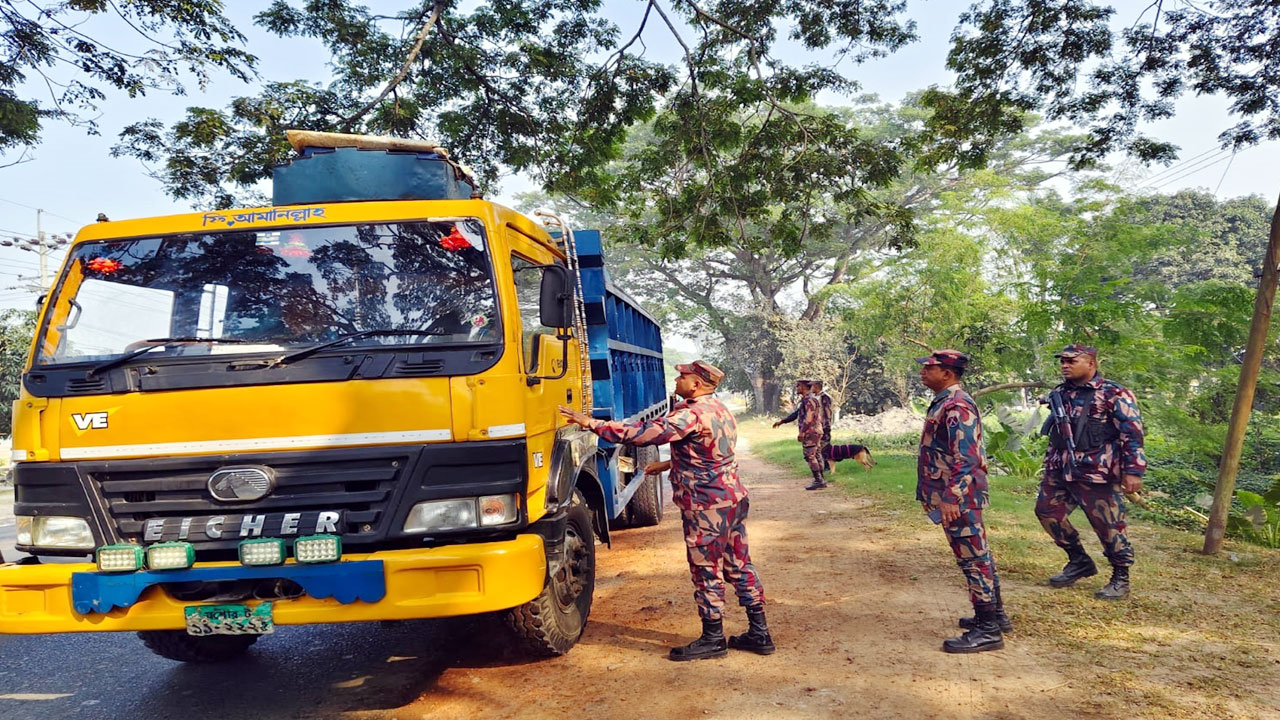 জ্বালানি তেল পাচার রোধে সাতক্ষীরা সীমান্তে রেড এর্লাট