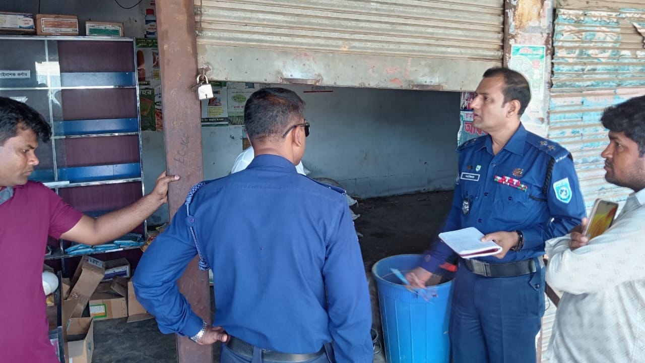 ঘোড়াঘাটে শাটার ভেঙে কীটনাশকের দোকানে দুর্ধর্ষ ডাকাতি: সাড়ে ৭ লাখ টাকার মালামাল লুট