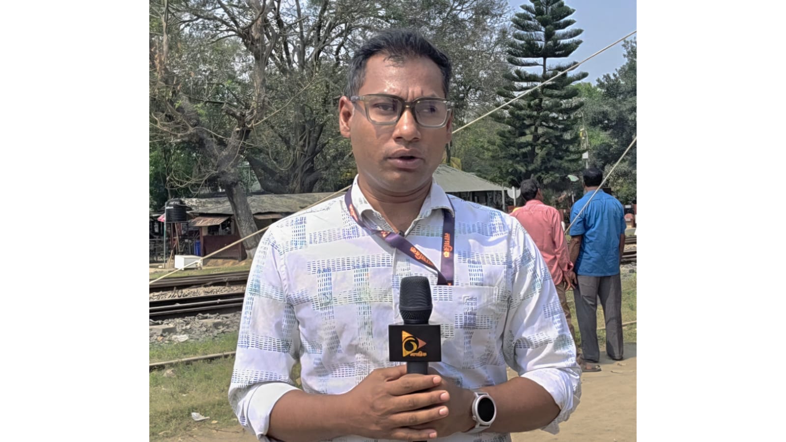 হিলিতে সাংবাদিককে ডেকে নিয়ে বিদেশি পিস্তলের বাটে কুপিয়ে জখম