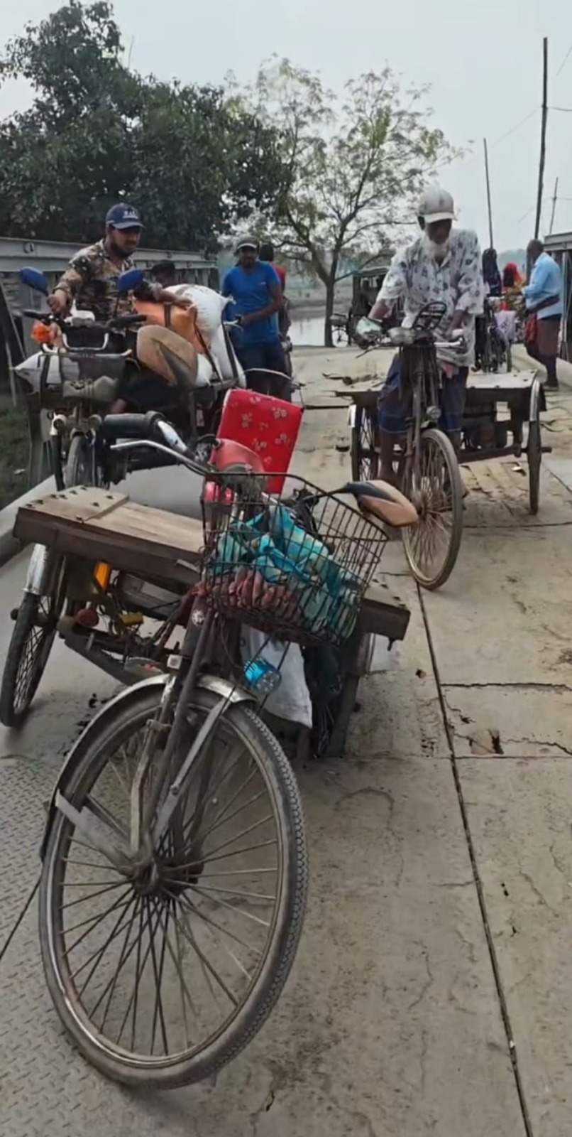 ঝুঁকি নিয়ে চলতে হচ্ছে শাখরা-কোমরপুর বেইলি ব্রিজে