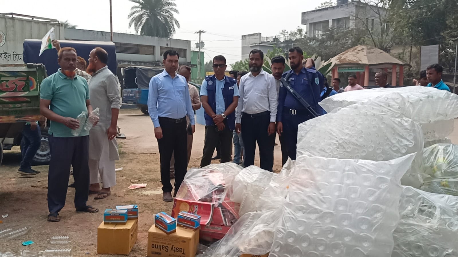 ঘোড়াঘাটে স্কুলের আড়ালে ভেজাল সেমাই ও তেল কারখানায় অভিযান: মালিককে জরিমানা
