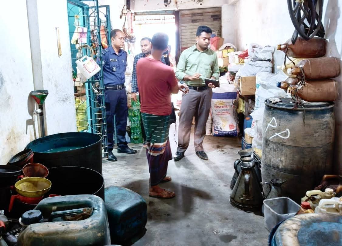 কালিগঞ্জে অতিরিক্ত দামে পেট্রোল বিক্রি: দুই ব্যবসা প্রতিষ্ঠানকে ৫ হাজার টাকা জরিমানা