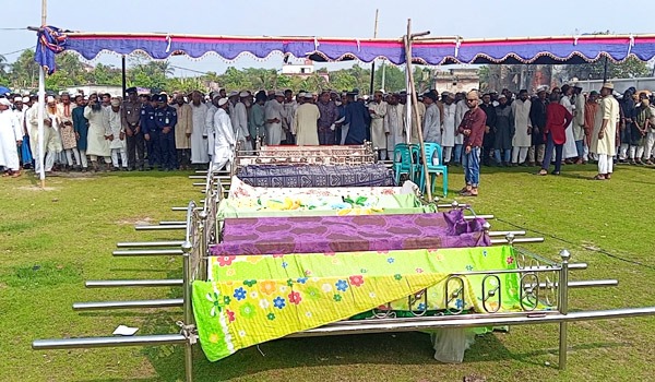 মোংলায় পাশাপাশি সমাহিত একই পরিবারের ৯ জন