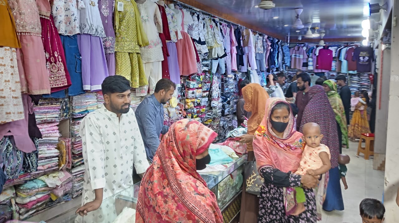 ঘোড়াঘাটে ঈদের কেনাকাটা জমে উঠেছে: বাজার গুলোতে ক্রেতাদের উপচে পড়া ভিড়