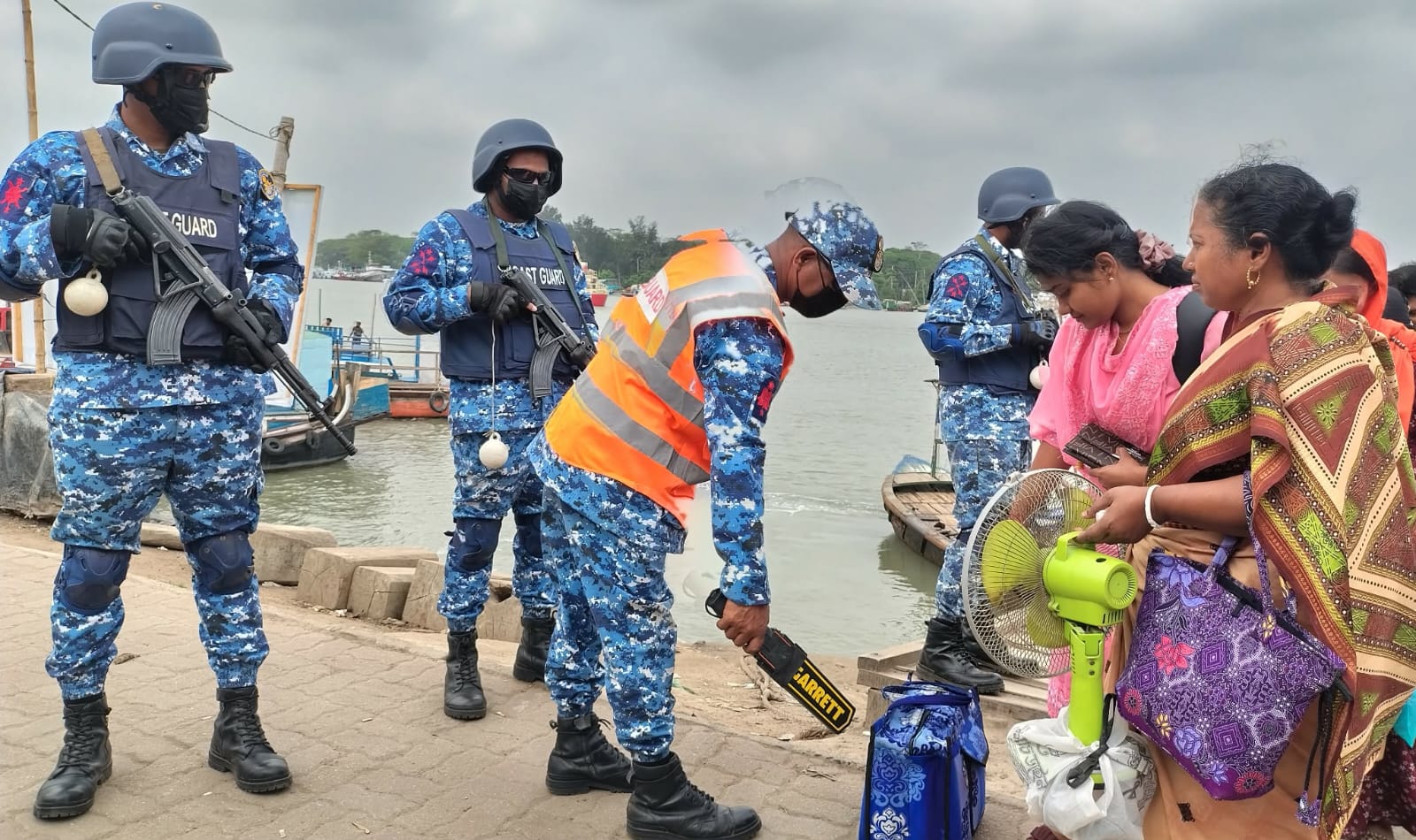 ঈদে নৌ-পথের নিরাপত্তা নিশ্চিতে মোংলায় কোস্ট গার্ডের বিশেষ টহল