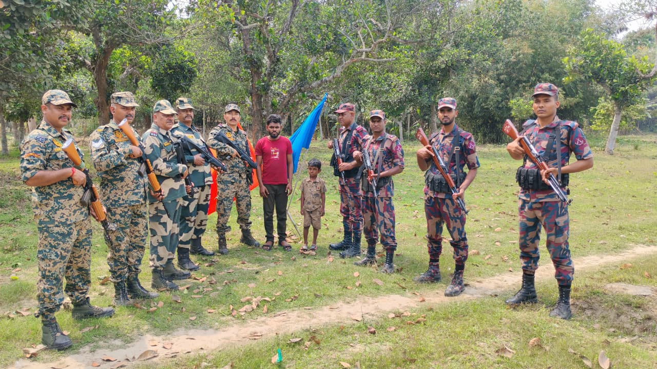 বেনাপোল পুটখালী সীমান্তে পতাকা বৈঠকের মাধ্যমে ২ বাংলাদেশিকে হস্তান্তর।