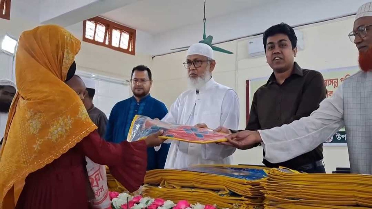 সাতক্ষীরায় প্রধানমন্ত্রীর ঈদ উপহার বিতরণ