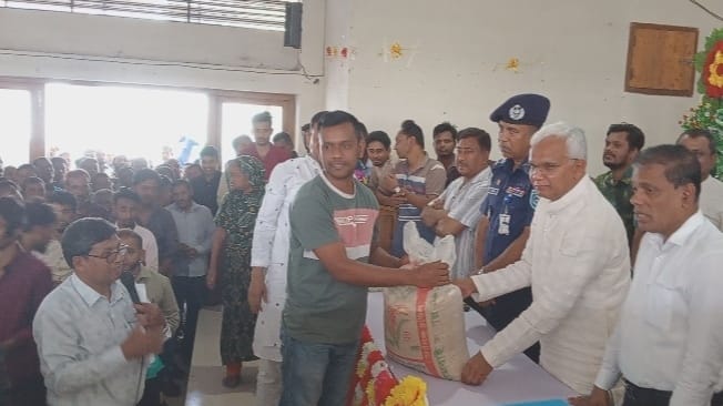 ঘোড়াঘাটে শিলাবৃষ্টিতে ক্ষতিগ্রস্তদের মাঝে ত্রাণ বিতরণ