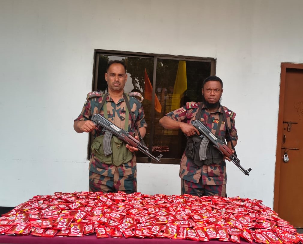 যশোর ব্যাটালিয়ন ৪৯ বিজিবির অভিযানে সীমান্ত থেকে ভারতীয় বিভিন্ন পন্য আটক।