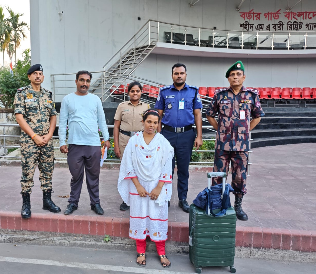 ভারতে পাচার ফারজানা আক্তার কে বেনাপোল দিয়ে হস্তান্তর।