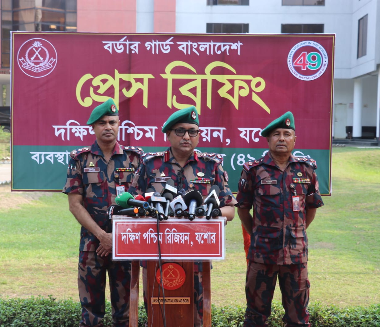 বেনাপোল সীমান্তে অবৈধ তৈল মজুদ ও পাচার প্রতিরোধে বিজিবি’র টহল তৎপরতা জোরদার।