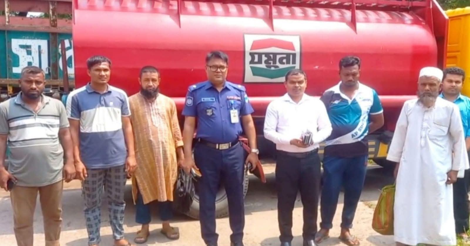 সাতক্ষীরায় ৭ হাজার লিটার পেট্রোলসহ ট্র্যাংক লরি জব্দ, আটক ৪