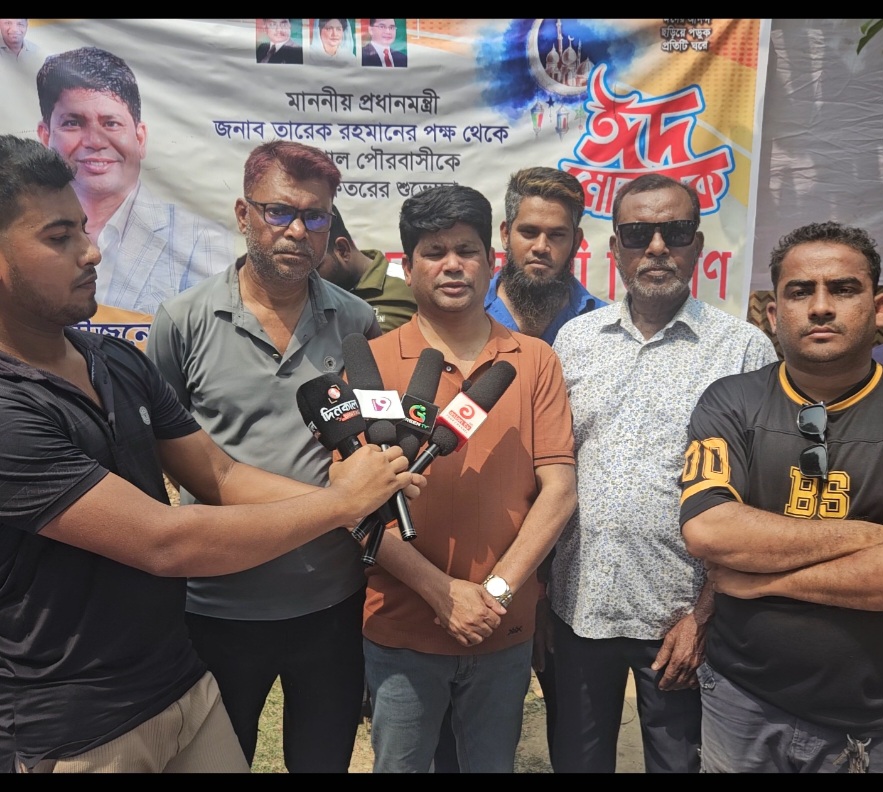 বেনাপোলে বিএনপি নেতা মফিজুর রহমান মফিজের শাড়ি বিতরণ।