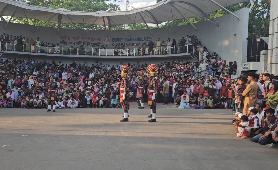 বেনাপোল নোম্যান্সল্যান্ডে অনুষ্ঠিত হয়েছে বর্ডার গার্ড বাংলাদেশ (বিজিবি) ও ভারতীয় সীমান্তরক্ষী বাহিনী (বিএসএফ)এর যৌথ প্যারেড।