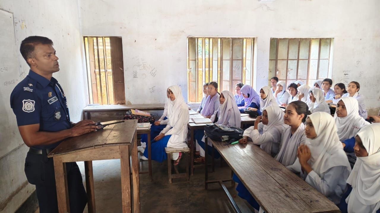 ঘোড়াঘাটে মাদক ও বাল্যবিবাহ রোধে ওসির সচেতনতামূলক বক্তব্য