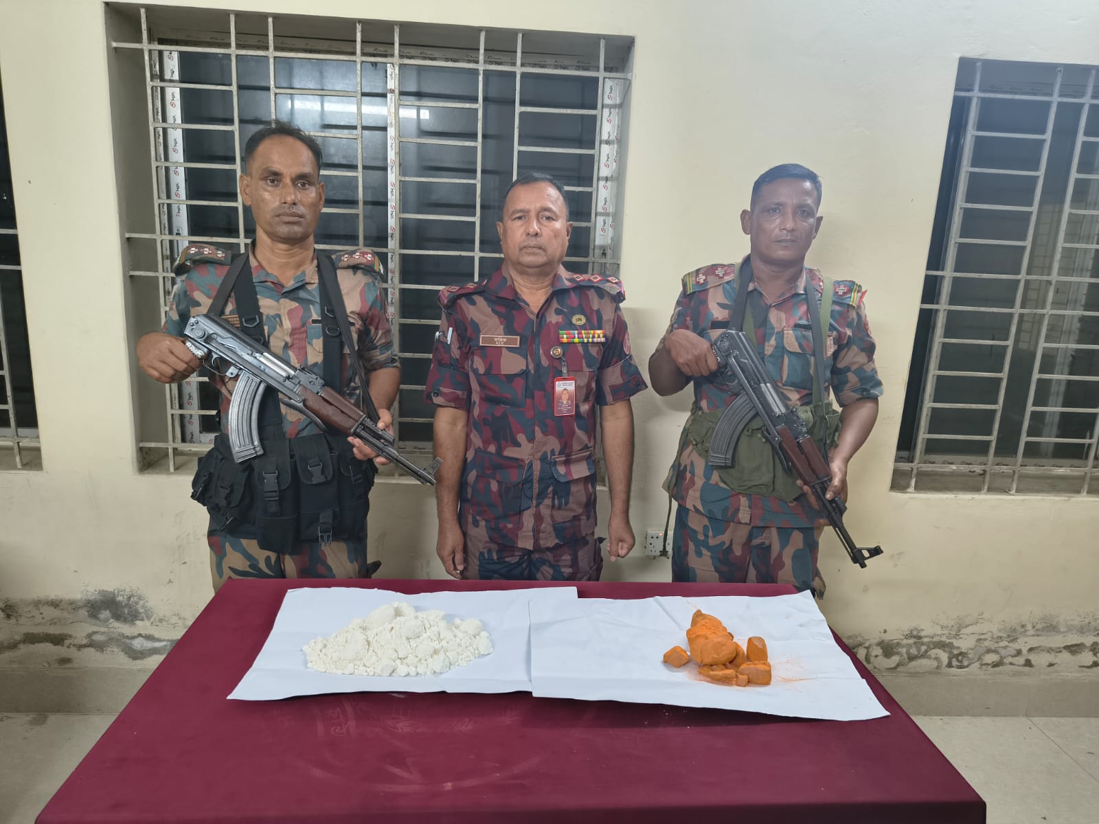 বেনাপোলে ভারতীয় বিস্ফোরক পাউডার আটক।