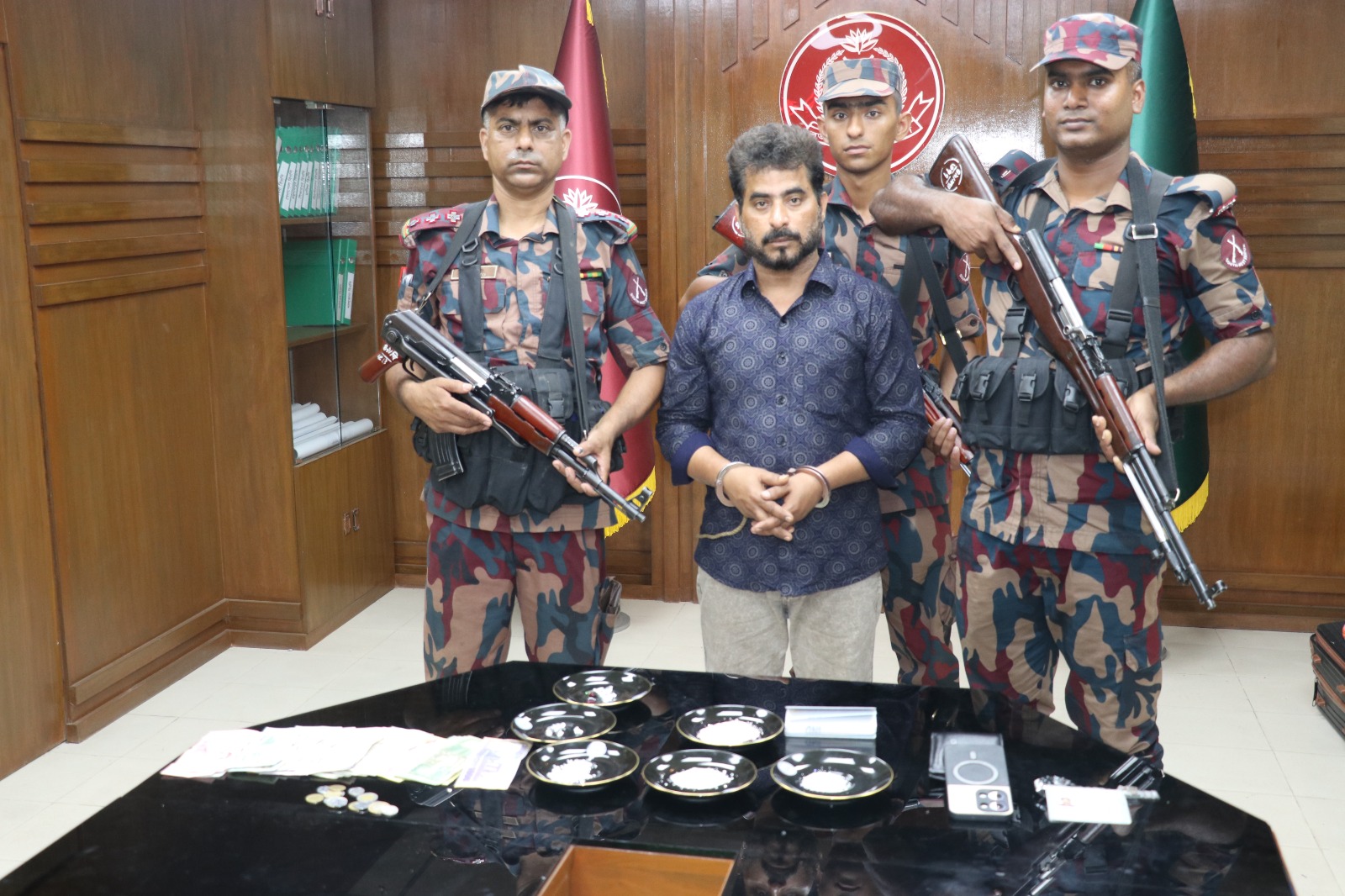 যশোর বিজিবির অভিযানে ৬ কোটি ৬২ লক্ষ টাকার ডায়মন্ড ও বিভিন্ন বিদেশী মূদ্রাসহ ভারতীয় নাগরিক আটক।